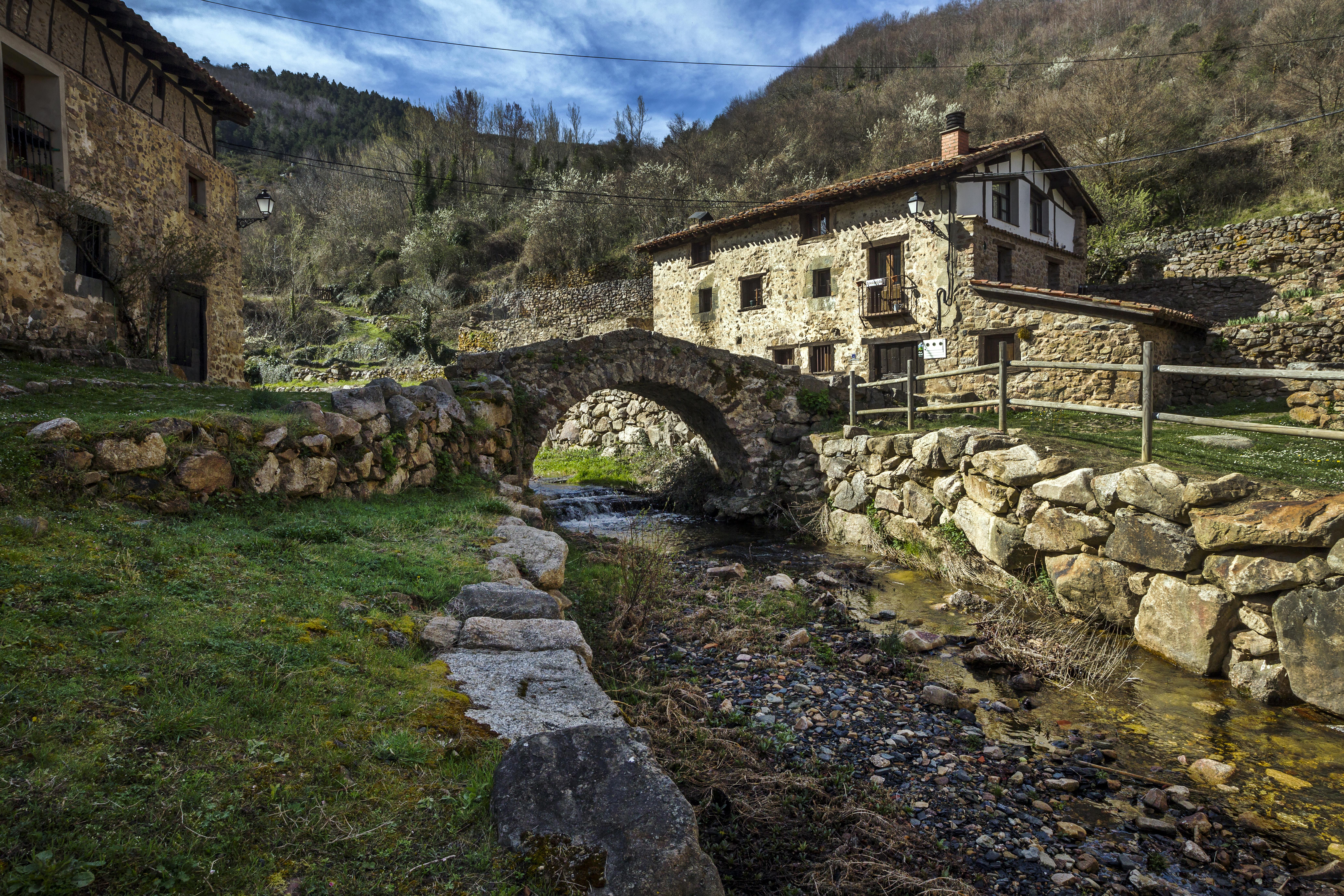 Puente medieval y casas de piedra en Aldeanueva de Cameros