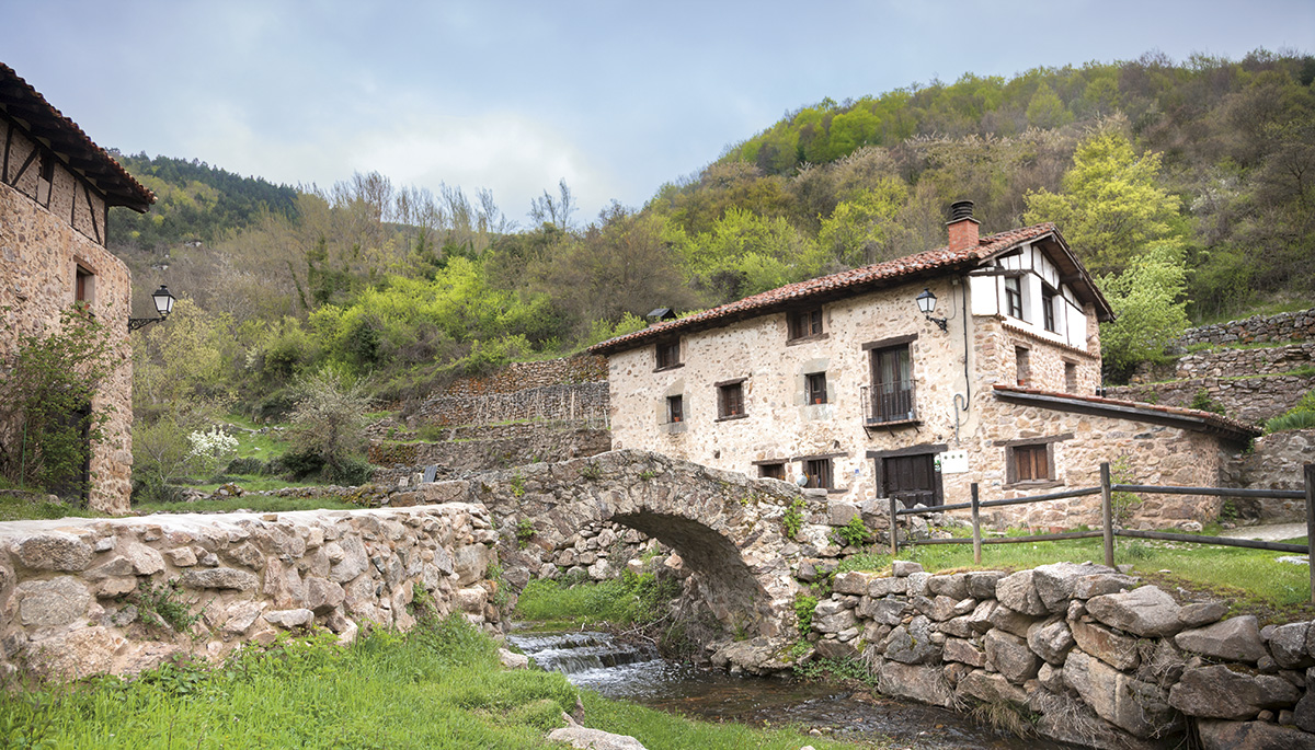 Casas de piedra y puente medieval de Aldeanueva